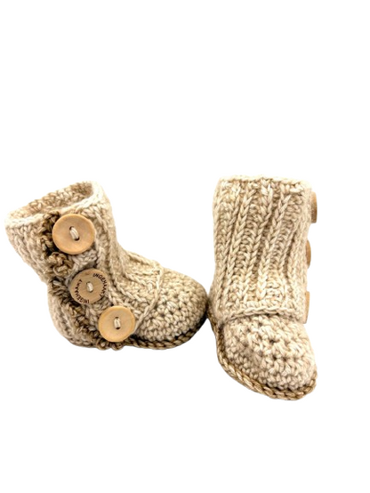 Ingehaakt baby laarsjes naturel zijaanzicht