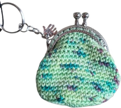 Ingehaakt mini portemonnee sleutelhanger groen